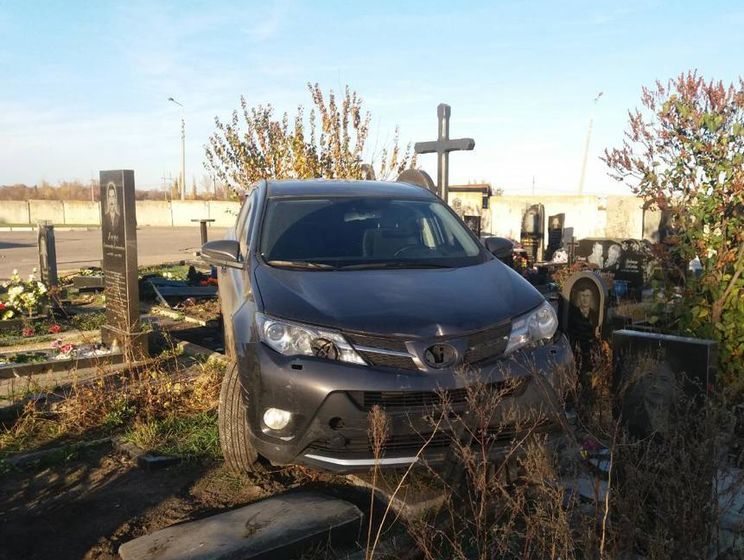 В крови священника, заехавшего на внедорожнике на кладбище в Харькове, алкоголь не обнаружен – полиция