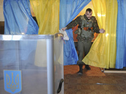 Защитники Украины голосуют на выборах в парламент. Фоторепортаж