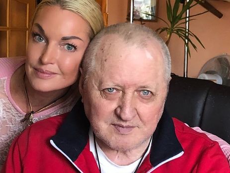 Волочкова показала, как учится ходить ее отец через десять лет после инсульта