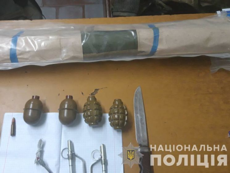 ﻿У харківському метро поліція затримала військовослужбовця з гранатометом і гранатами