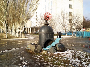 СМИ: В отдельных районах Луганска жителям выдают по пять литров воды на десять дней