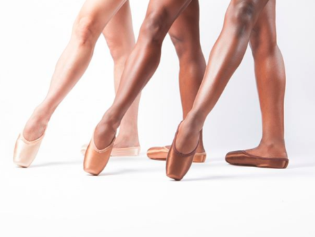 Британский бренд начал производить пуанты коричневого и бронзового оттенков для темнокожих артистов