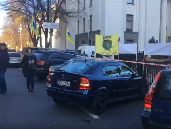 Владельцы авто на еврономерах заблокировали движение на Грушевского в Киеве