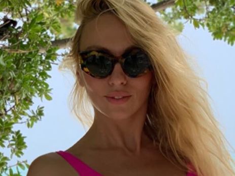 Полякова в разных купальниках показала снимки с отдыха