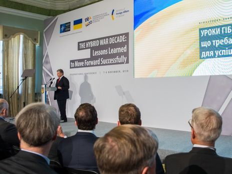 Порошенко заявил, что Россия в Крыму и на Донбассе оттачивает технологии, которые угрожают не только Украине