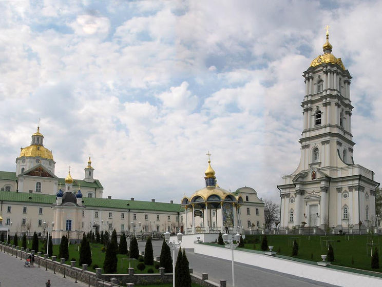 Депутаты Тернопольского облсовета просят правоохранителей взять под охрану Почаевскую лавру