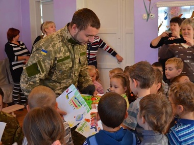 Военные в Краматорске посетили детский сад. Фоторепортаж