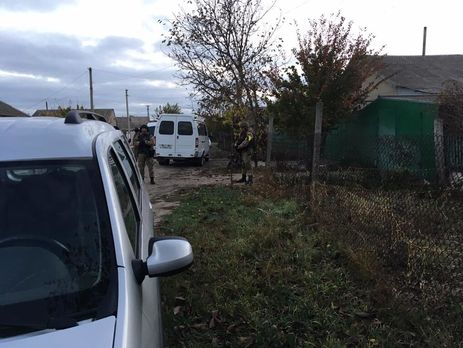 В оккупированном Крыму силовики провели обыск в доме крымских татар, два человека задержаны – 
