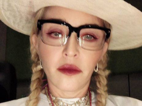 Младшая дочь Мадонны спела в розовом парике