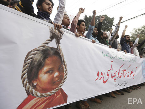 В Пакистане христианку, обвинявшуюся в богохульстве, выпустили из тюрьмы и перевезли в секретное место из-за опасений расправы