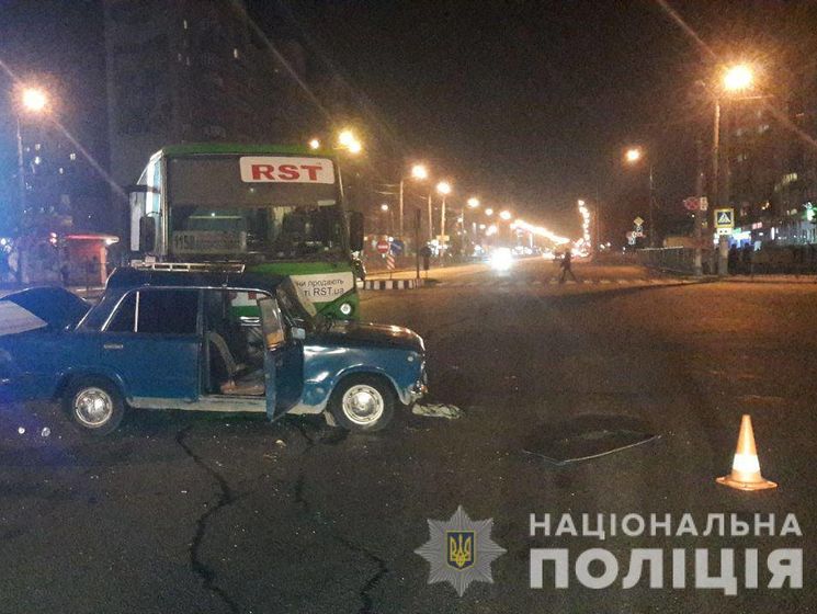 ﻿У Харкові легковик зіткнувся з пасажирським автобусом, є постраждалі – поліція