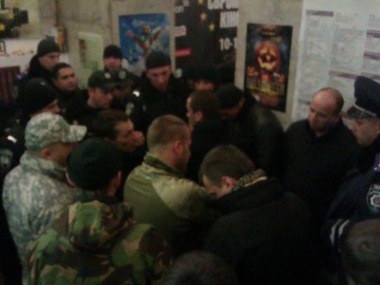 Пресс-служба "Молодости": Неизвестные в камуфляже угрожают штурмовать "Кинопанораму" в Киеве