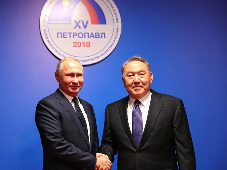 На туристической выставке в Казахстане служба протокола отказалась проводить Назарбаева и Путина мимо фотографии Крымского моста – СМИ