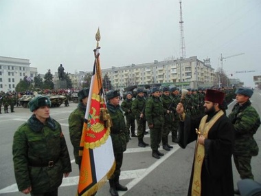 В Луганске прошел парад военной техники и солдат в российской форме без опознавательных знаков. Фоторепортаж