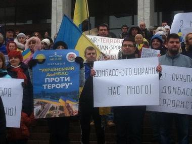 В Киеве протестуют против организованных боевиками "выборов" на Донбассе. Фоторепортаж