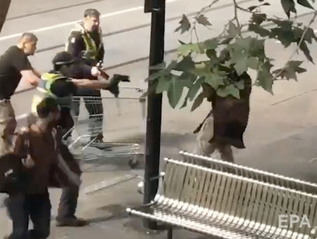 Напавший на людей с ножом в Мельбурне мужчина умер в больнице