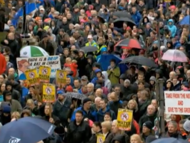 В Дублине десятки тысяч человек вышли на улицы, протестуя против введения платы за воду