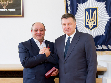 Аваков вручил госнаграду "За заслуги" медику-волонтеру Никогосяну, спасшему более 800 военных