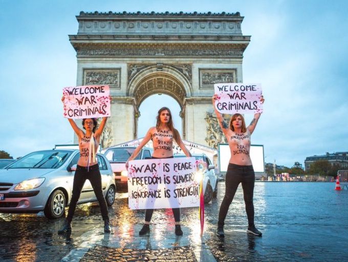 "Добро пожаловать, военные преступники". Активистки Femen провели акцию в Париже против приезда мировых лидеров