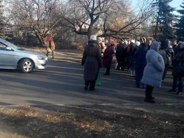 СМИ: Жители Макеевки перекрыли дорогу с требованием выдачи гуманитарной помощи