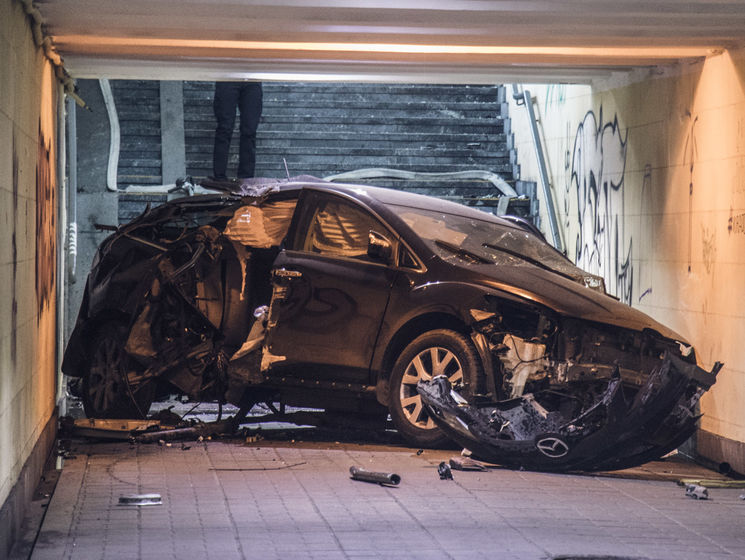﻿У Києві Mazda на великій швидкості збила зупинку і влетіла в підземний перехід