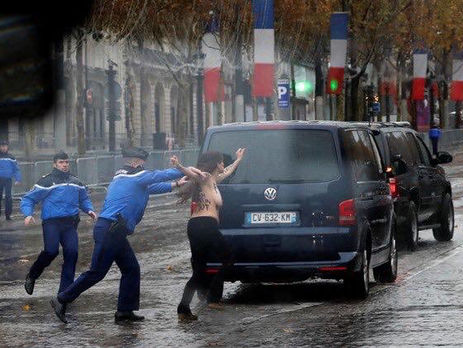 ﻿Femen у Парижі перед кортежем Трампа оголили груди з написом 