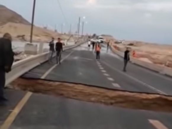 В Израиле обрушился участок автотрассы. Видео