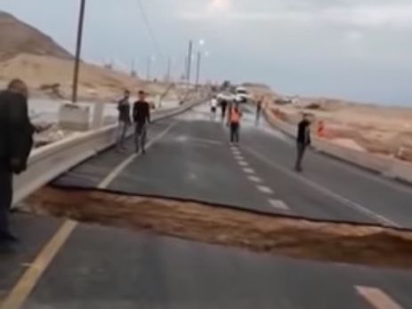 В Израиле обрушился участок автотрассы. Видео