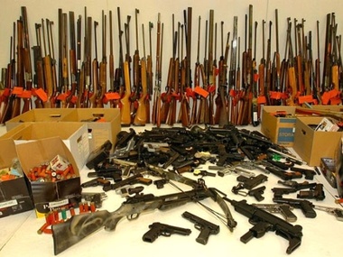 Правоохранители освободили от уголовной ответственности более 450 человек, сдавших оружие
