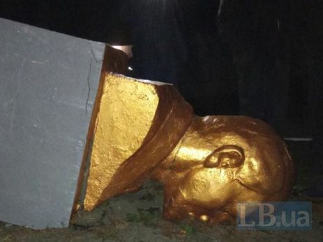 ﻿У Полтавській області звалили погруддя Леніна, яке жителі й депутати села відмовилися демонтувати