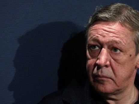 В лицо Ефремову на сцене запустили тортом