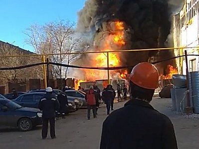 В российской Рязани произошел масштабный пожар на заводе по производству жидкости для розжига