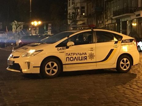 В Киеве мужчина избил и покусал полицейских