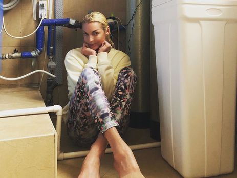 ﻿Волочкова показала свої ноги в чоловічому паху