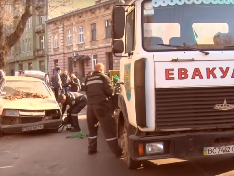 Во Львове начали массовую эвакуацию брошенных автомобилей