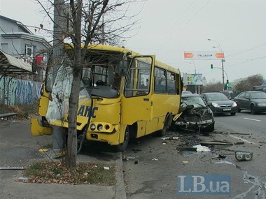 В Киеве автомобиль BMW протаранил маршрутку, четверо людей госпитализированы