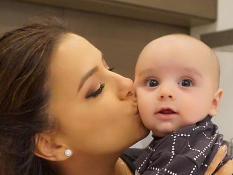 Лонгория нарядила четырехмесячного сына в костюмный жилет и бабочку