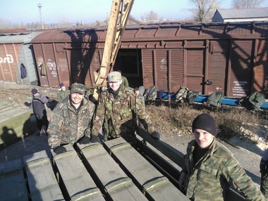 Террористы "ДНР" выгружают оружие из вагонов, принадлежащих российской госкомпании. Фоторепортаж