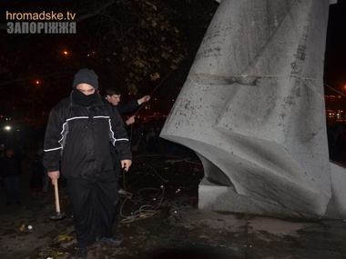 Милиция помешала активистам снести памятник Дзержинскому в Запорожье