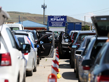 В Керчи сотни грузовиков продолжают стоять в очереди на переправе