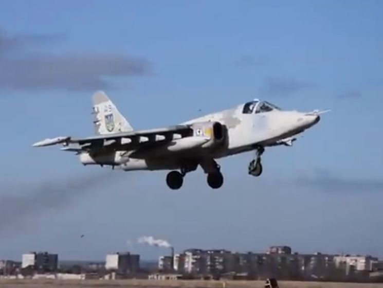 ﻿Українські військові на Донбасі перевірили готовність військової авіації до штурму. Відео