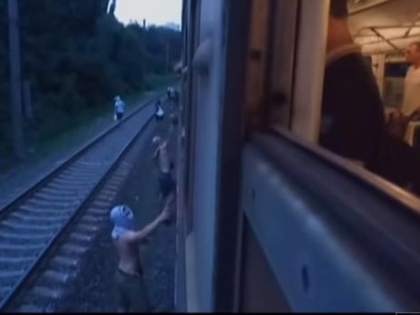 Задержаны три человека, разрисовавшие вагоны киевской электрички и забросавшие пассажиров камнями