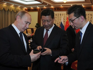 Путин подарил главе Китая российский смартфон YotaPhone-2