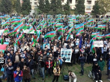 В Баку тысячи сторонников оппозиции требуют освобождения политзаключенных
