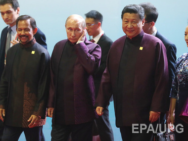 Путин-сан. Участники саммита АТЭС примеряли национальную китайскую одежду. Фоторепортаж