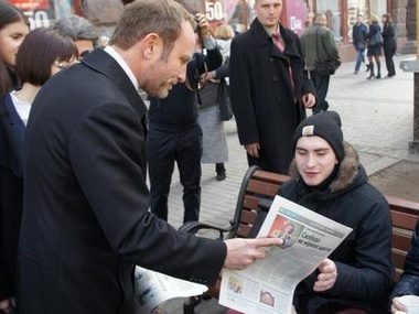 Глава МИД Дании раздавал газеты на Крещатике