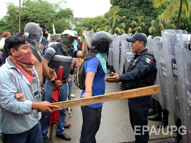 Мексиканские демонстранты заблокировали аэропорт в Акапулько и забросали правоохранителей камнями