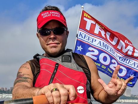 Американцу запретили посещать заведения компании The Walt Disney из-за баннера в поддержку Трампа