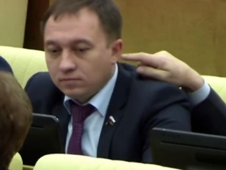 ﻿Депутат Держдуми РФ спробував засунути палець у вухо колезі на обговоренні Бюджетного кодексу. Відео