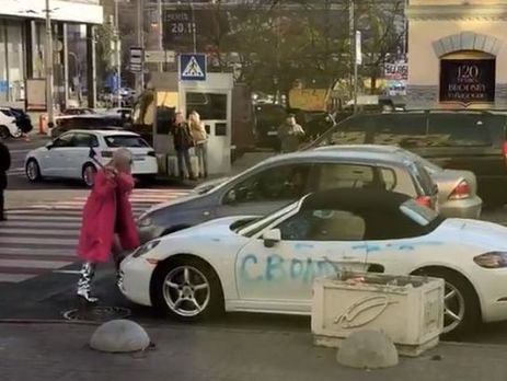 В Киеве блондинка в розовом пальто крушила топором Porsche. Оказалось, снимали клип. Видео